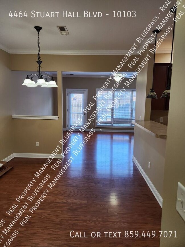 Building Photo - Spacious Townhome in Stuart Hall