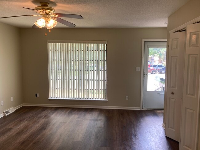 Building Photo - 1406 E Willow Dr