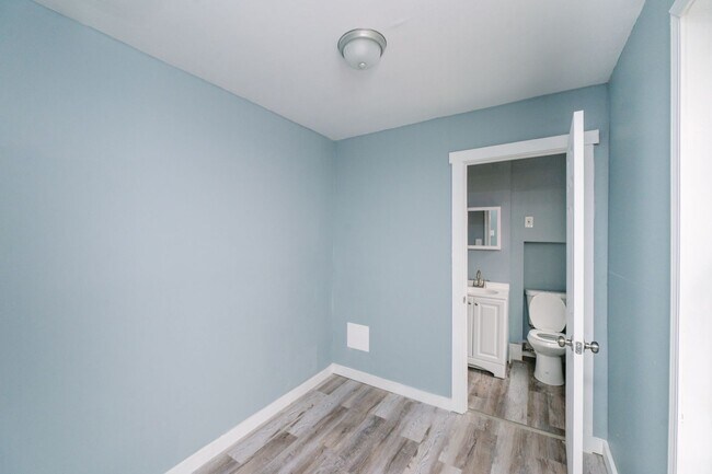 Building Photo - Move in special! Newly renovated 3 bedroom...