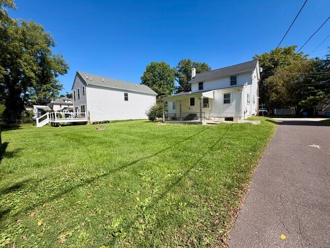 Building Photo - 1014 Trewellyn Ave