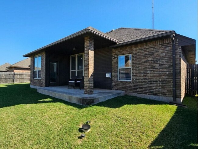 Building Photo - 3401 Ashton Dr