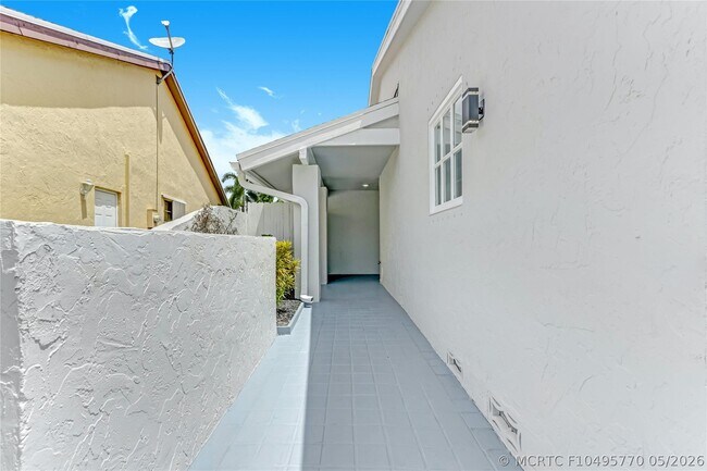 Building Photo - 16643 Redwood Way