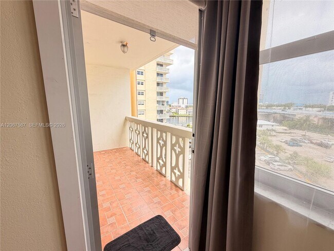 Building Photo - 1825 S Ocean Dr
