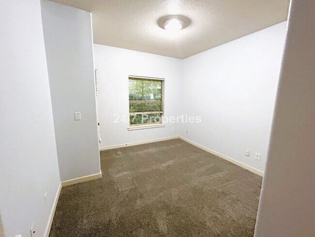 Building Photo - Updated 2 BD | 1 BA Condo with Amenities - Arbor Crossing