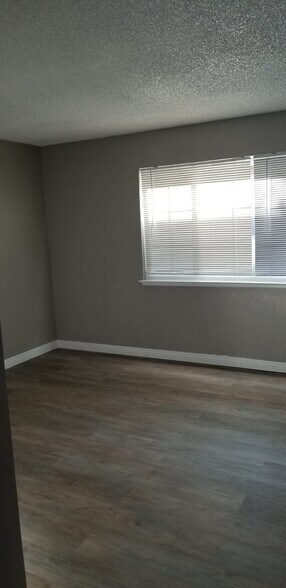 Building Photo - 14299 La Paz Dr