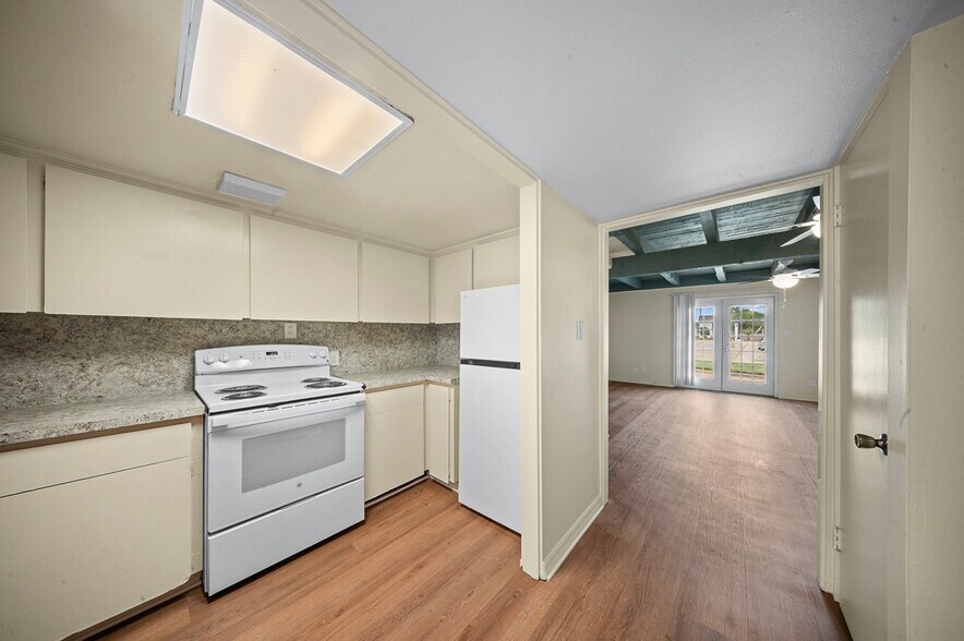 Building Photo - 208 E Starr Ave