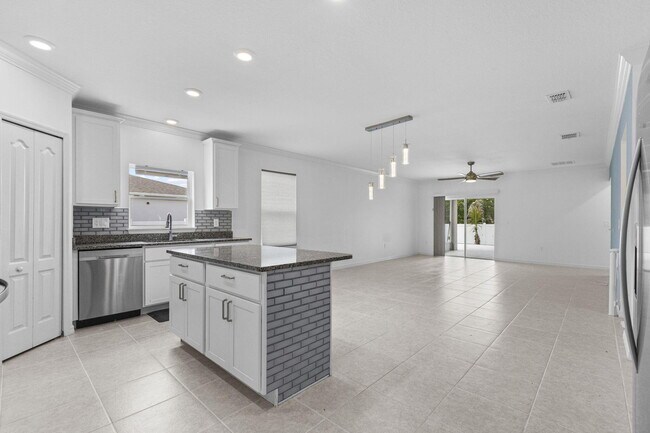 Building Photo - 681 SW Millard Dr