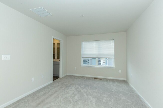 Building Photo - 3 Bed, 2 Full/2 Half Bath, Well Maintained...