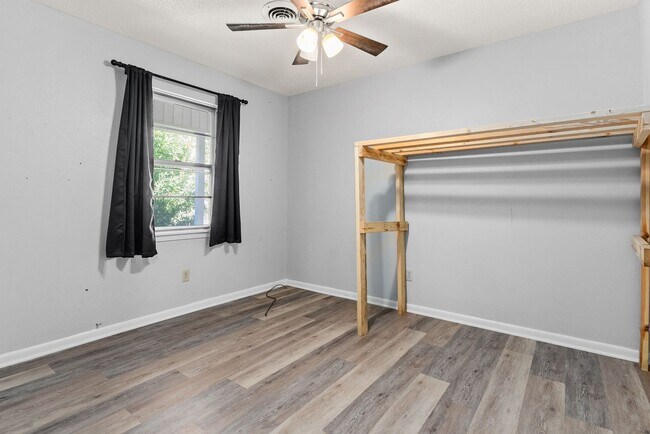 Building Photo - $500 off first months rent