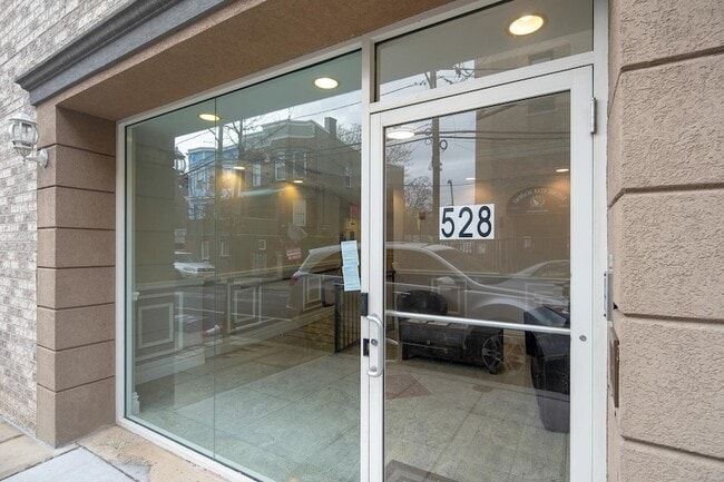 Building Photo - 528 47th St