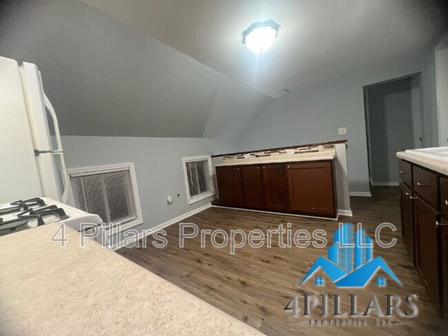 Building Photo - 162 W Commercial Ave