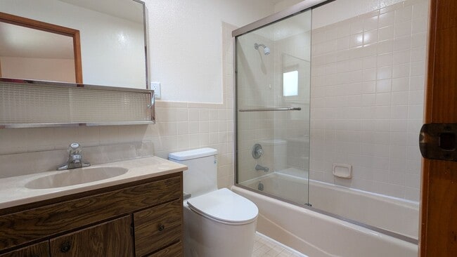 Building Photo - Spacious 4Bed/3Bath House Home in El Cerrito!