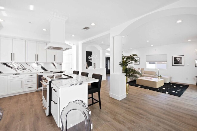 Building Photo - 2113 Harriman Ln