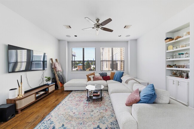 Building Photo - 214 W 28th St