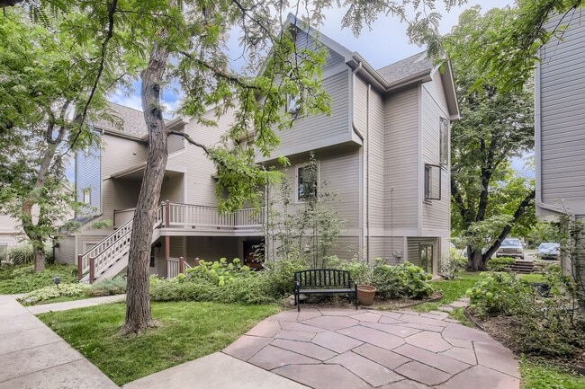 Building Photo - Ideal Downtown 1 BDR Close to Shops & Trails