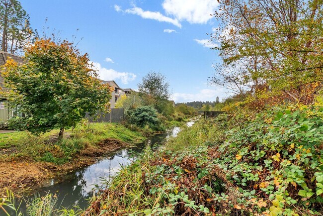 Building Photo - 1628-1628 Madras St SE