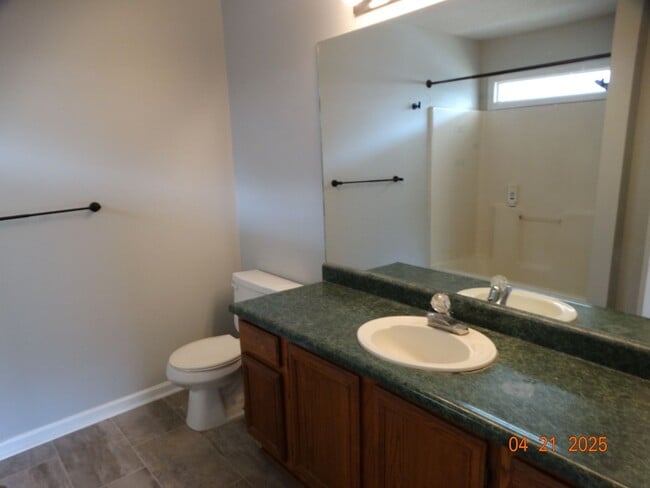 Building Photo - Great location