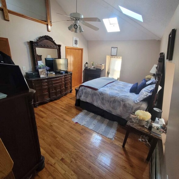 Building Photo - 388 Bradford Ave