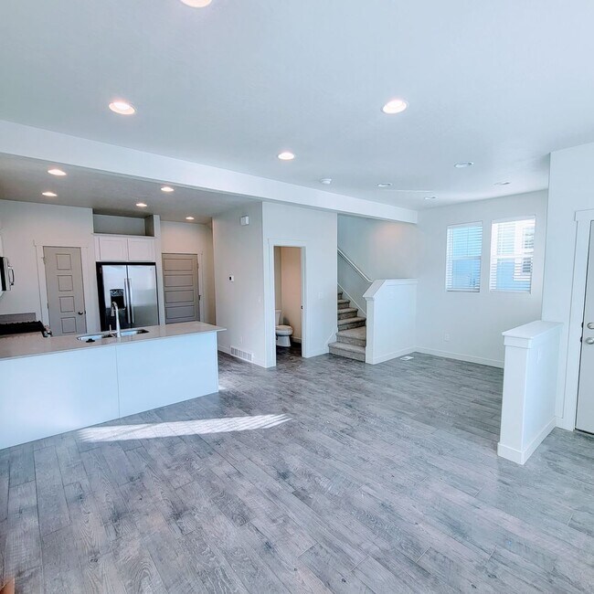 Building Photo - Gorgeous Townhome!!!
