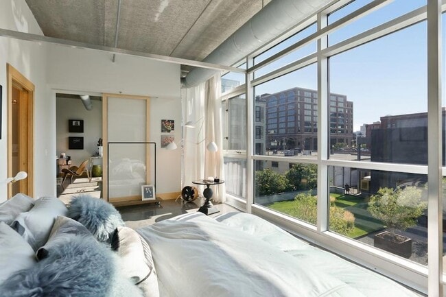 Building Photo - 345 N 6th Ave