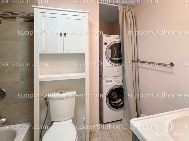 Building Photo - "Charming 2-Bed Townhouse with Gleaming Hardwood Floors in Vibrant Seattle Neighborhood"