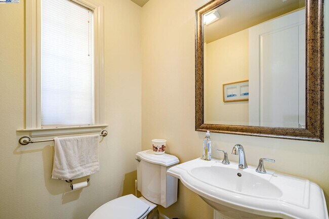 Building Photo - 2048 Feathermint Dr