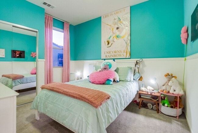Building Photo - Stunning 3-bed, 3-bath townhome with bonus...