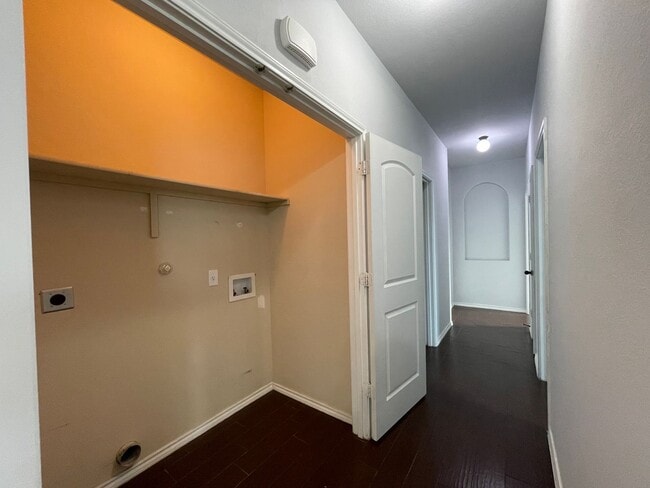 Building Photo - Single story townhome for rent