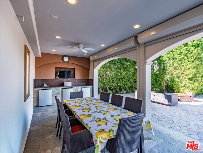 Building Photo - 18047 Karen Dr