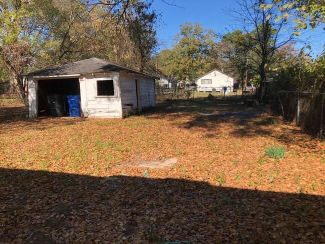 Building Photo - Nice 2 bedroom/1.5 bathroom house with fully fenced yard!