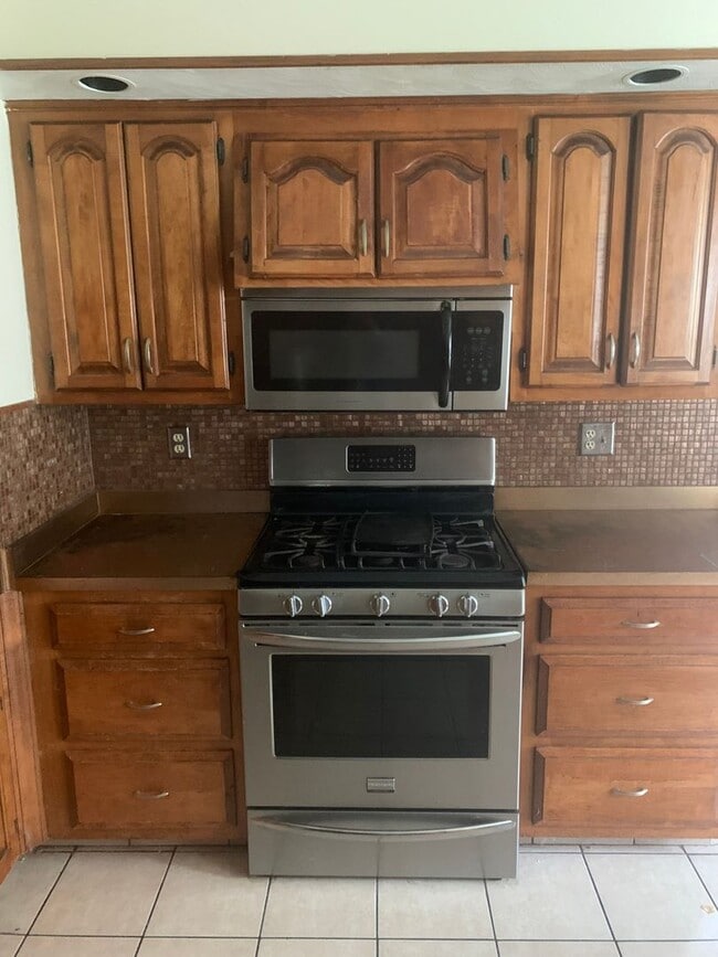 Building Photo - Large three bedroom