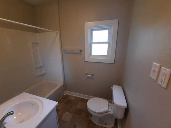 Building Photo - 2 Bedroom, 1 Bathroom rental home with gar...