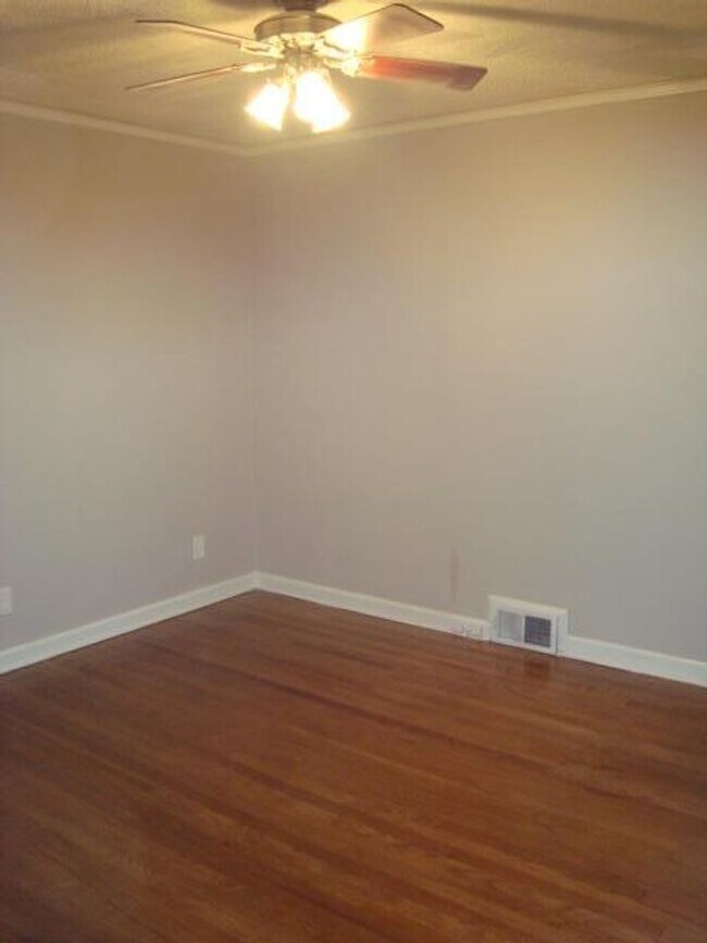 Building Photo - Rent Ready 3 bedroom and 2 bathroom!