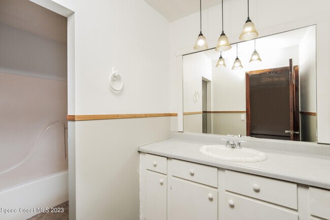 Building Photo - 811 Airport Ave SE