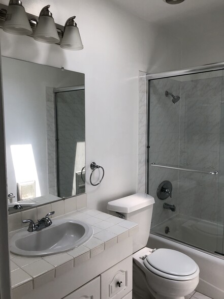 2nd bathroom - 1418 Stanford St