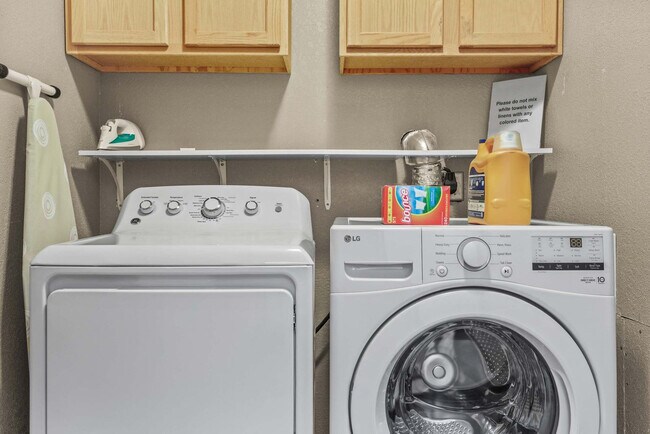 Building Photo - 924 Capital St