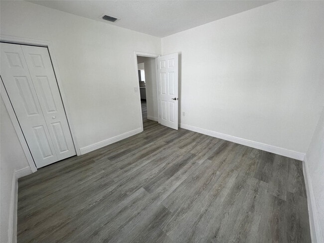 Building Photo - 5615 SW 40th St