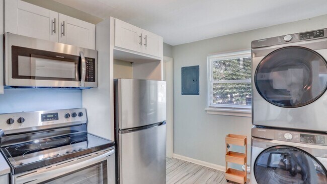 Building Photo - Beautifully renovated Move-in Ready 2bed 1...