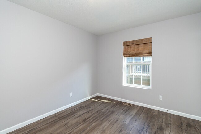 Building Photo - 524 Midlake Dr NE