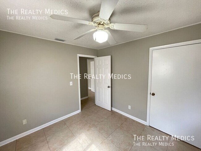 Building Photo - AMAZING 3 Bedroom 2 Bathroom Home In Orlando!