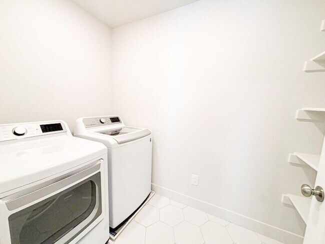 Building Photo - 414 W Snowberry Dr