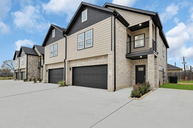 Building Photo - 4677 Bellfort Ave