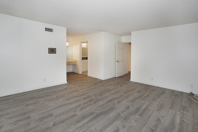 Building Photo - 7912 Rainbow Cir
