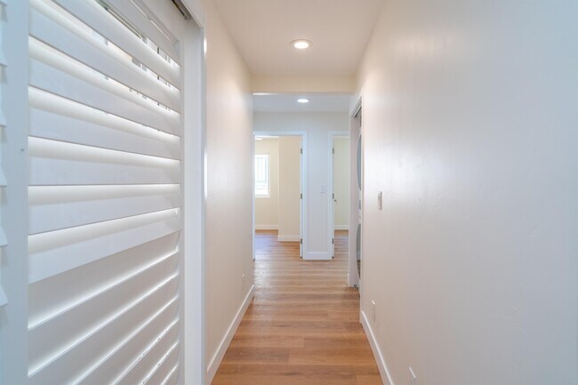 Building Photo - 6406 Shane Pl