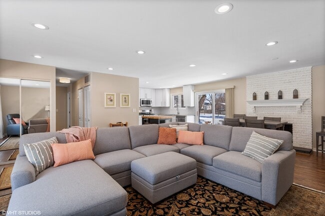 Building Photo - 1915 Farmington Ct