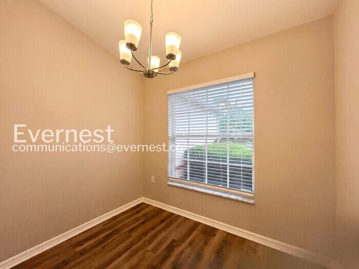 Building Photo - 3435 Village Green Ct