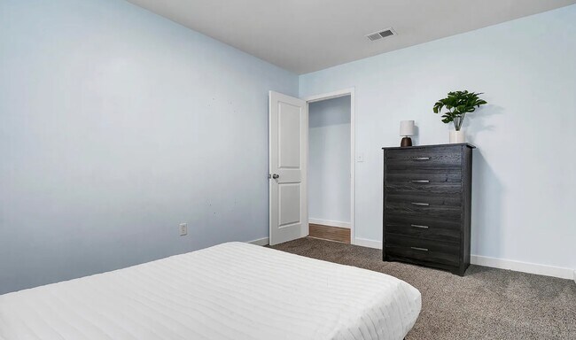 Building Photo - 4618 Trafalgar Rd