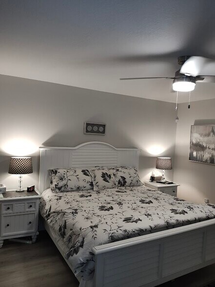 King Size Coastal Look Bedroom furniture - 1 Vista Palm Ln