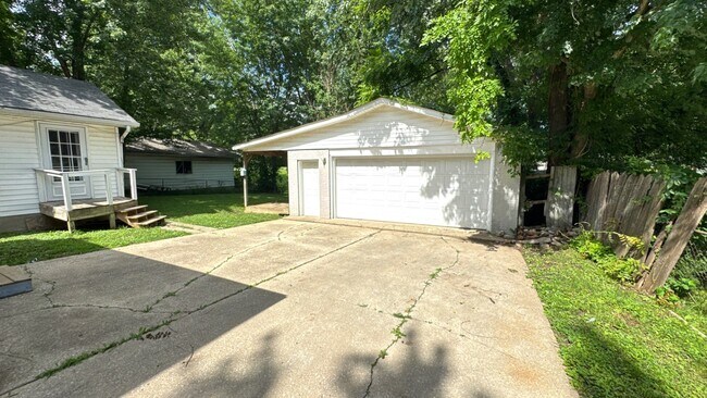 Building Photo - 338 N Skyline Dr