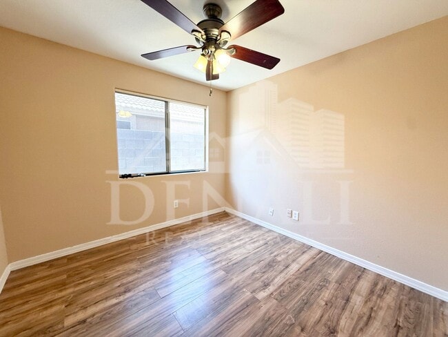 Building Photo - 5061 W Glenview Pl